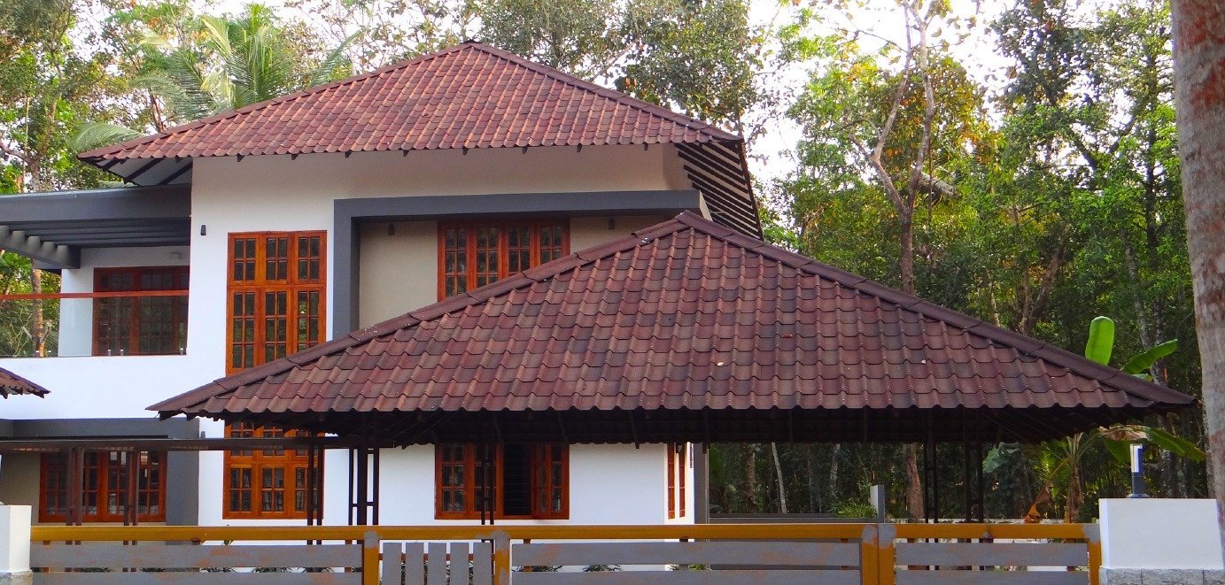 Onduvilla bitumen roof tiles on a villa