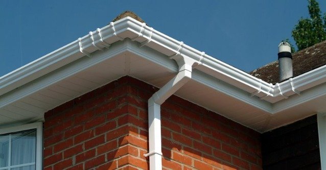Rain gutter system along a roof edge