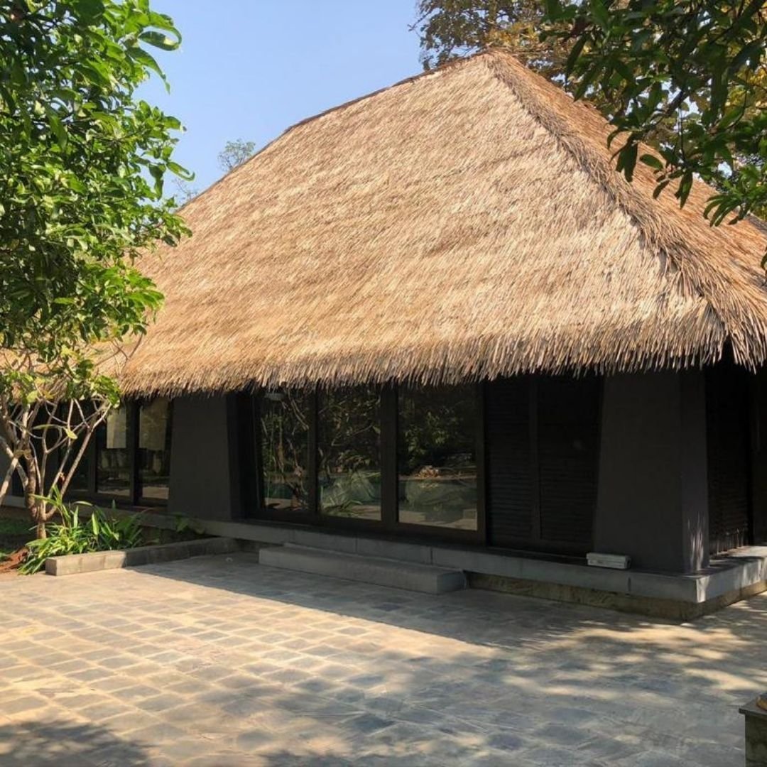 Synthetic thatch roof detail